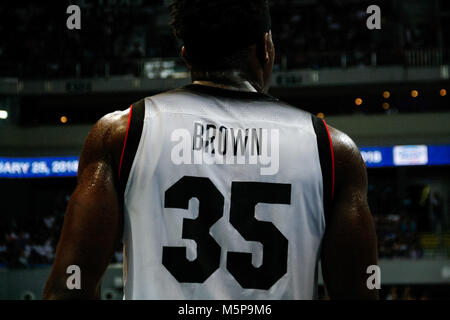 Philippinen. 25 Feb, 2018. Ira Braun (35) von Team Japan schaut während der qualifizierenden Spiel an die MOA Arena. Die philippinischen und japanischen Basketballmannschaft auf dem Hartplatz der Mall of Asia Arena in Pasay City, für die FIBA-Weltmeisterschaft 2019 asiatischen Qualifier. Die Philippinen gewann über Japan, 89-84. Credit: J Gerard Seguia/ZUMA Draht/Alamy leben Nachrichten Stockfoto