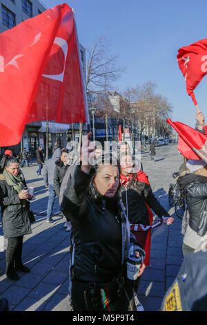 Mannheim, Deutschland. 25. Februar 2018. Ein türkisches Demonstrant Wellen eine Türkische Flagge. Türkische und Kurdische Demonstranten gegenüber jeder anderen an den Protesten in der Innenstadt von Mannheim. Die türkische Demonstranten unterstützt die Angriffe der türkischen Armee auf der syrischen Stadt Afrin, die beherrscht wird von der kurdischen Bevölkerung Schutz (YPG). Die kurdischen gegen Demonstranten rief der türkische Staat Terroristen für den Angriff. Stockfoto