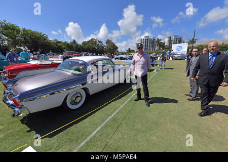 Boca Raton, Florida, USA. 25. Februar, 2018. Jay Leno, Wayne Carini und Schauspieler Tim Allen Richter und Host 175 der besten Sammler Autos und Motorräder aus dem ganzen Land wird auf dem Feld "Anzeigen" am berühmten Boca Raton Resort & Club sammeln. Auf dem Display auf der diesjährigen Concours wird eine exquisite Sammlung von Aaca" Autos werden durch die Jahrzehnte", und Lincoln-Mercury-Fahrzeuge. Stockfoto