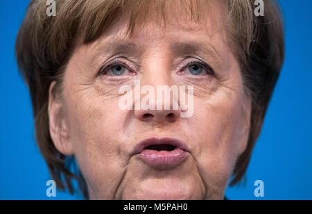 25 Februar 2018, Deutschland, Berlin: Bundeskanzlerin Angela Merkel und der Vorsitzende der Christlich Demokratischen Union (CDU), die eine Aussage während einer Pressekonferenz auf der neuen Regierungsmitglieder in den Sitzungen des Ausschusses und der bundesvorstand am Abend vor dem Bundesparteitag der CDU im Konrad-Adenauer-Haus. Foto: Bernd von Jutrczenka/dpa Stockfoto