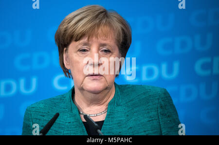 25 Februar 2018, Deutschland, Berlin: Bundeskanzlerin Angela Merkel und der Vorsitzende der Christlich Demokratischen Union (CDU), die eine Aussage während einer Pressekonferenz auf der neuen Regierungsmitglieder in den Sitzungen des Ausschusses und der bundesvorstand am Abend vor dem Bundesparteitag der CDU im Konrad-Adenauer-Haus. Foto: Bernd von Jutrczenka/dpa Stockfoto