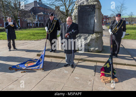 Warrington, Cheshire, UK. 25 Feb, 2018. Das Cornet Player spielt den letzten Post als Träger ihre Standards senken unter der Kontrolle von Oberstleutnant L. Taylor Duff (Ret.), Ehrenmitglieder Oberst des Herzogs von Lancaster's Regimental Association, bei der Gedenkveranstaltung der Burenkrieg auf Pieter's Hill. Der Service war unter den Bronze Portrait Statue von Lieutenant Colonel W McCarthy O'Leary der South Lancashire Regiment in die Queen's Gardens in Warrington, Cheshire statt. Quelle: John Hopkins/Alamy leben Nachrichten Stockfoto