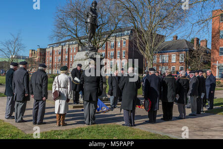 Warrington, Cheshire, UK. 25 Feb, 2018. Die Teilnehmer stehen für eine Schweigeminute als der letzte Post ist gespielt und die Träger ihre Standards senken unter der Kontrolle von Oberstleutnant L. Taylor Duff (Ret.), Ehrenmitglieder Oberst des Herzogs von Lancaster's Regimental Association bei der Gedenkveranstaltung der Eber Krieg an Pieter's Hill. Der Service war unter den Bronze Portrait Statue von Leuitenant Oberst W McCarthy O'Leary der South Lancashire Regiment in die Queen's Gardens in Warrington, Cheshire und der Bürgermeister und Bürgermeisterin von Warrington statt besucht. Quelle: John Hopkins/Alamy leben Nachrichten Stockfoto