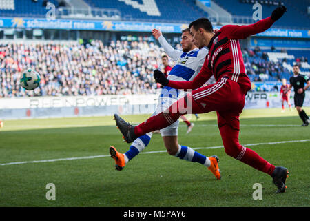 Duisburg, Deutschland. 24 Feb, 2018. 24 Februar 2018, Deutschland, Duisburg: Deutsche 2. Bundesliga Match zwischen dem MSV Duisburg und der FC Ingolstadt 04, schauinsland-reisen Arena: Duisburger Ahmet Engin (L) und Ingolstadt Alfredo Morales vie für den Ball. Credit: Marcel Kusch/dpa-Nutzung nur nach vertraglicher Vereinbarung/dpa/Alamy leben Nachrichten Stockfoto