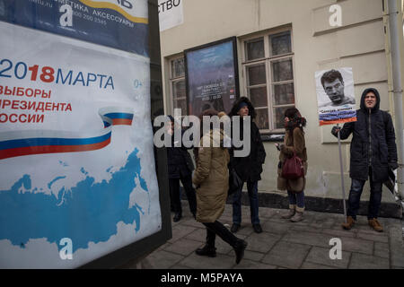 Moskau, Russland. 25 Feb, 2018 Menschen nehmen an einem März im Zentrum Moskaus Straßen im Speicher der russischen Politiker und Oppositionsführer Boris Nemzow am Vorabend des 3. Jahrestages seines Todes Credit: Nikolay Winokurow/Alamy leben Nachrichten Stockfoto