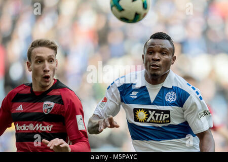 Duisburg, Deutschland. 24 Feb, 2018. 24 Februar 2018, Deutschland, Duisburg: Deutsche 2. Bundesliga Match zwischen dem MSV Duisburg und der FC Ingolstadt 04, schauinsland-reisen Arena: Duisburger Kingsley Onuegbu (R) und Ingolstadt Dario Lezcano (L) vie für den Ball. Credit: Marcel Kusch/dpa-Nutzung nur nach vertraglicher Vereinbarung/dpa/Alamy leben Nachrichten Stockfoto