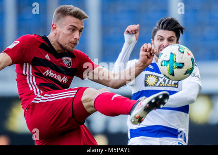 Duisburg, Deutschland. 24 Feb, 2018. 24 Februar 2018, Deutschland, Duisburg: Deutsche 2. Bundesliga Match zwischen dem MSV Duisburg und der FC Ingolstadt 04, schauinsland-reisen Arena: Ingolstadt Hauke Wahl und Duisburger Enis Hajri vie für den Ball. Credit: Marcel Kusch/dpa-Nutzung nur nach vertraglicher Vereinbarung/dpa/Alamy leben Nachrichten Stockfoto