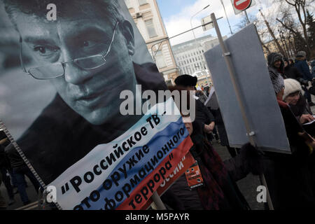 Moskau, Russland. 25 Feb, 2018 Menschen nehmen an einem März im Zentrum Moskaus Straßen im Speicher der russischen Politiker und Oppositionsführer Boris Nemzow am Vorabend des 3. Jahrestages seines Todes Credit: Nikolay Winokurow/Alamy leben Nachrichten Stockfoto