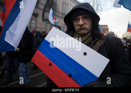 Moskau, Russland. 25 Feb, 2018 Menschen nehmen an einem März im Zentrum Moskaus Straßen im Speicher der russischen Politiker und Oppositionsführer Boris Nemzow am Vorabend des 3. Jahrestages seines Todes Credit: Nikolay Winokurow/Alamy leben Nachrichten Stockfoto