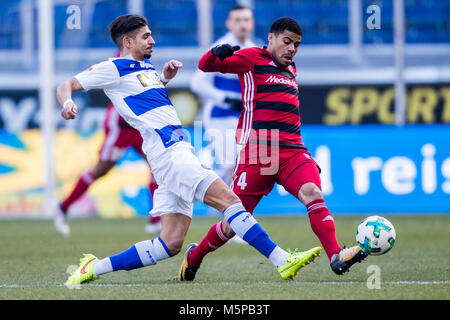 Duisburg, Deutschland. 24 Feb, 2018. 24 Februar 2018, Deutschland, Duisburg: Deutsche 2. Bundesliga Match zwischen dem MSV Duisburg und der FC Ingolstadt 04, schauinsland-reisen Arena: Duisburger Dustin Bomheuer und Ingolstadt Paulo Otavio vie für den Ball. Credit: Marcel Kusch/dpa-Nutzung nur nach vertraglicher Vereinbarung/dpa/Alamy leben Nachrichten Stockfoto