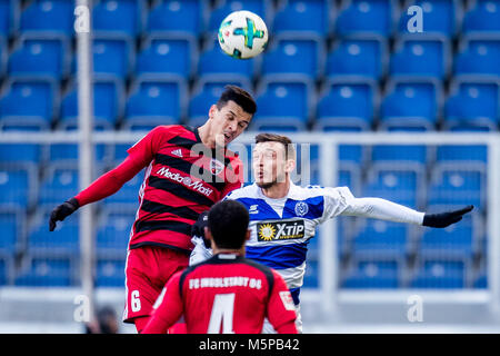 Duisburg, Deutschland. 24 Feb, 2018. 24 Februar 2018, Deutschland, Duisburg: Deutsche 2. Bundesliga Match zwischen dem MSV Duisburg und der FC Ingolstadt 04, schauinsland-reisen Arena: Ingolstadt Alfredo Morales (L) und der Duisburger Mael Corboz vie für den Ball. Credit: Marcel Kusch/dpa-Nutzung nur nach vertraglicher Vereinbarung/dpa/Alamy leben Nachrichten Stockfoto