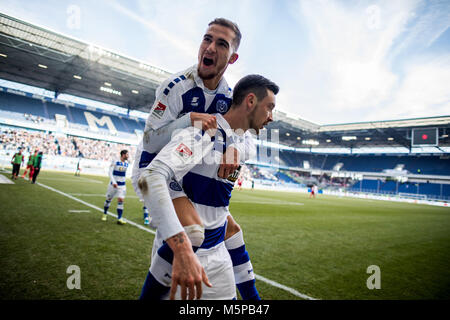 Duisburg, Deutschland. 24 Feb, 2018. 24 Februar 2018, Deutschland, Duisburg: Deutsche 2. Bundesliga Match zwischen dem MSV Duisburg und der FC Ingolstadt 04, schauinsland-reisen Arena: Duisburger Ahmet Engin (oben) und dem Duisburger Boris Tashchy die 2-1 Ziel feiern. Credit: Marcel Kusch/dpa-Nutzung nur nach vertraglicher Vereinbarung/dpa/Alamy leben Nachrichten Stockfoto