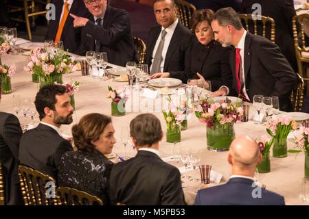 BARCELONA, SPANIEN - 25. Februar: Der König Felipe VI. von Spanien und Soraya Saenz de Santamaria Vice President von Spanien vor Ada Colau Bürgermeister von Barcelona und Roger Torrent Präsident des katalanischen Parlaments während des Mobile World Congress Offizielles Abendessen Eröffnung am Palau de la Musica de Barcelona am 25. Februar 2018 in Barcelona, Spanien. Cordon drücken Sie Stockfoto