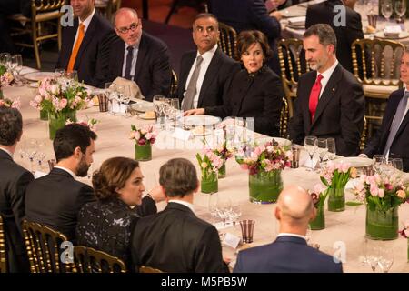 BARCELONA, SPANIEN - 25. Februar: Der König Felipe VI. von Spanien und Soraya Saenz de Santamaria Vice President von Spanien vor Ada Colau Bürgermeister von Barcelona und Roger Torrent Präsident des katalanischen Parlaments während des Mobile World Congress Offizielles Abendessen Eröffnung am Palau de la Musica de Barcelona am 25. Februar 2018 in Barcelona, Spanien. Cordon drücken Sie Stockfoto