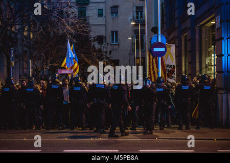 Barcelona, Spanien. 25 Feb, 2018. Katalanisch anti-riot Offiziere zurück halten Pro-unabhängigkeit Aktivisten gegen den Besuch des spanischen König Felipe IV in Barcelona protestieren für die Eröffnung Abendessen am Vorabend des Mobile World Congress Credit: Matthias Oesterle/Alamy leben Nachrichten Stockfoto