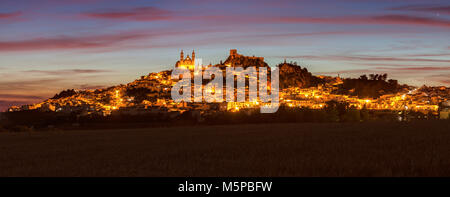 Olvera Schloss und Pfarrkirche Unserer Lieben Frau von der Menschwerdung. Olvera, Andalusien, Spanien. Stockfoto