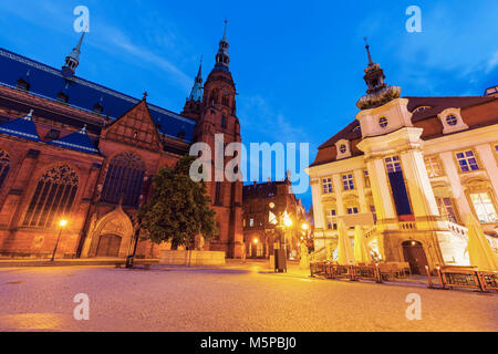 Kathedrale der Heiligen Peter und Paul und dem Alten Rathaus in Liegnitz. Liegnitz, Niederschlesien, Polen. Stockfoto
