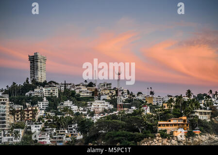 Blick auf Acapulco Nachbarschaft auf einer Klippe mit Hotels und Häuser. Stockfoto