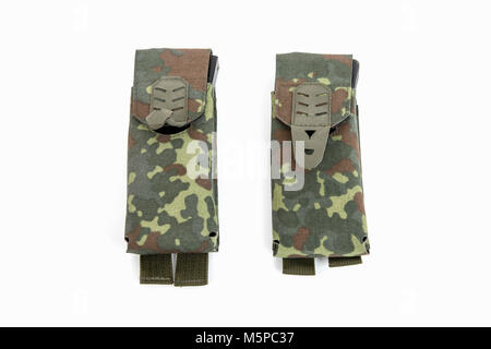 Single Mag Pouch mit Camouflage, Militär, auf weißem Hintergrund Stockfoto