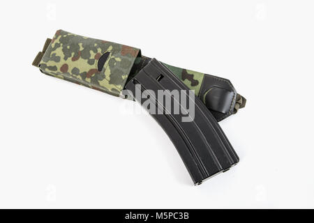 Single Mag Pouch mit Camouflage, Militär, auf weißem Hintergrund Stockfoto