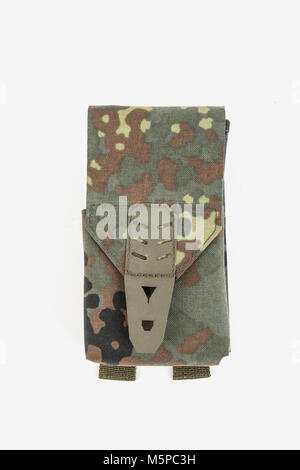 Single Mag Pouch mit Camouflage, Militär, auf weißem Hintergrund Stockfoto