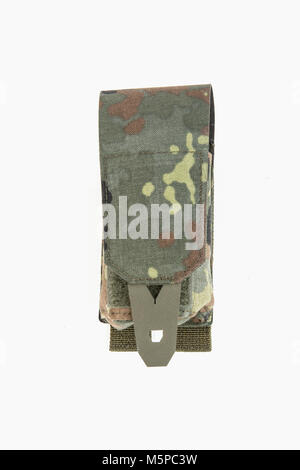 Single Mag Pouch mit Camouflage, Militär, auf weißem Hintergrund Stockfoto