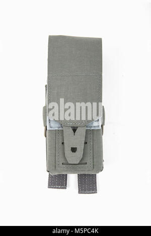 Single Mag Pouch mit Camouflage, Militär, auf weißem Hintergrund Stockfoto