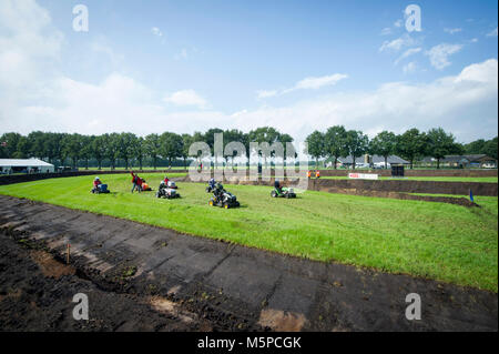 Die Niederlande. Mariënvelde. 12-08-2017. Niederländische Meisterschaft Rasenmäher Racing. Stockfoto