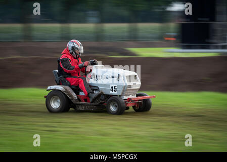 Die Niederlande. Mariënvelde. 12-08-2017. Niederländische Meisterschaft Rasenmäher Racing. Stockfoto