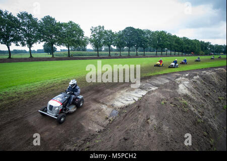 Die Niederlande. Mariënvelde. 12-08-2017. Niederländische Meisterschaft Rasenmäher Racing. Stockfoto