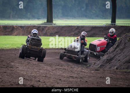 Die Niederlande. Mariënvelde. 12-08-2017. Niederländische Meisterschaft Rasenmäher Racing. Stockfoto