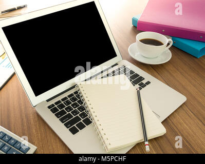 Schreibtisch von Entwickler Software. freier Platz auf dem Bildschirm für Text. Stockfoto