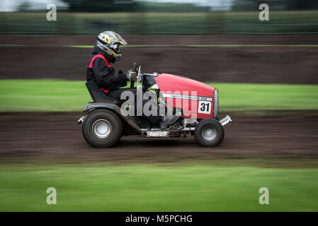 Die Niederlande. Mariënvelde. 12-08-2017. Niederländische Meisterschaft Rasenmäher Racing. Stockfoto