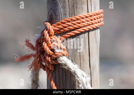 Fragment des nautischen Seil Zaun mit verwitterten Holz- Stockfoto