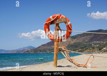 Schwimmweste am Sandstrand irgendwo nahe am Meer Stockfoto