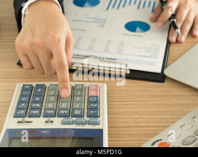 Unternehmer, die Verwendung eines Taschenrechners die Zahlen berechnen Stockfoto