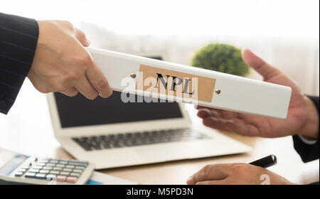 Bank Mitarbeiter Senden non-performing loan Berichtsdatei auf dem Führungskräfte. Wählen Sie konzentrieren. Stockfoto