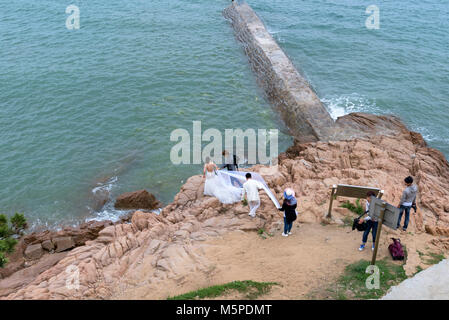 China, Provinz Shandong, Qingdao, Taiping Bay, einer der glücklichen Strände von Qingdao, wo Paare zusammen für Ihre Hochzeit Fotos kommen. Stockfoto