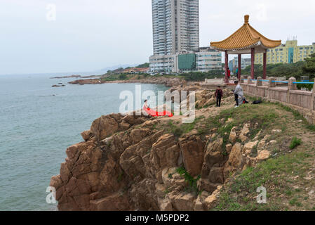 China, Provinz Shandong, Qingdao, Taiping Bay, einer der glücklichen Strände von Qingdao, wo Paare zusammen für Ihre Hochzeit Fotos kommen. Stockfoto