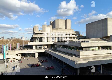 Das Nationaltheater auf der South Bank Waterloo London England Großbritannien Stockfoto