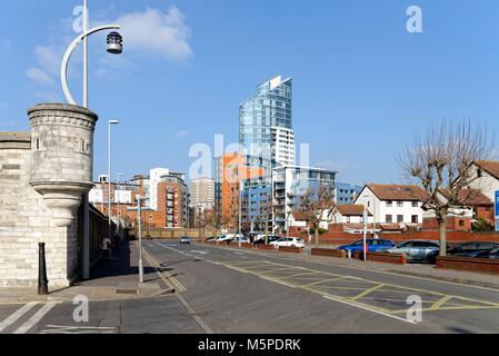 Modernes Apartment Blocks auf der Gunwharf Quay Portsmouth Hampshire England Großbritannien Stockfoto