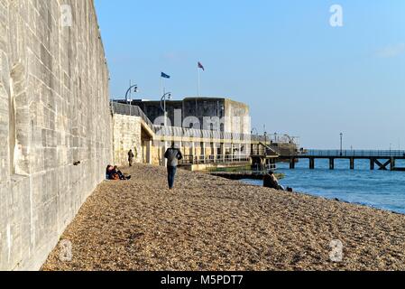 Die befestigungsanlagen und seawall von Portsmouth und Strand Portsmouth Hampshire England Großbritannien Stockfoto