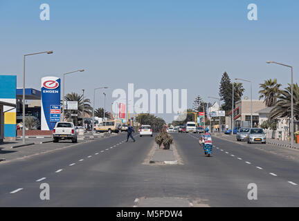 Fußgänger und Autos, die auf der SAM-Nujome Ave in Swakopmund, Namibia Stockfoto