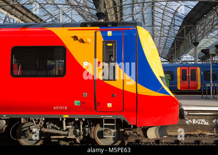 Eine erste Gruppe/MTR South Western Railway Desiro City Class 707 Zug, von Siemens gebaut, am Bahnhof warten. Stockfoto