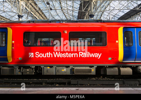 Nahaufnahme eines von Siemens gebauten Zuges der First Group/MTR South Western Railway Desiro City Klasse 707, der an der Waterloo Station wartet. Stockfoto