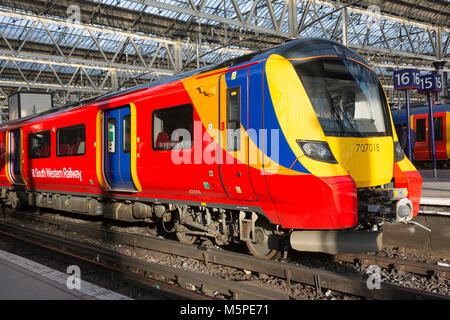 Eine erste Gruppe/MTR South Western Railway Desiro City Class 707 Zug, von Siemens gebaut, am Bahnhof warten. Stockfoto