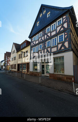 NEUSTADT (Hessen), Deutschland - 18. FEBRUAR 2018: die typische Architektur und Gebäude (Fachwerk) in der Altstadt. Stockfoto