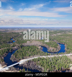 Draufsicht der Brücke über den kleinen Wald Fluss Stockfoto