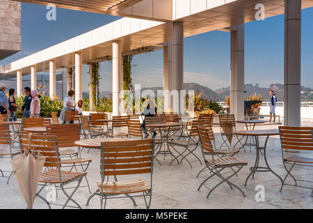 Besucher der Terrasse des Getty Center East Pavilion in Brentwood, Los Angeles, Kalifornien, USA Stockfoto