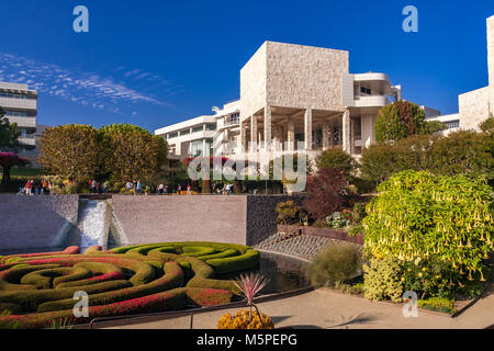 Getty Center Gärten mit dem Hedge maze als Hauptmerkmal, in Brentwood, Los Angeles, Kalifornien. Das Getty Center ist ein Campus der Getty Museum. Stockfoto